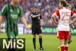 03.02.2024, Fussball 1. Bundesliga 2023/2024, 20.Spieltag, FC Bayern Mnchen - Borussia Mnchengladbach, in der Allianz-Arena Mnchen.  Schiedsrichter Tobias Stieler zeigt 


