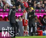 03.02.2024, Fussball 1. Bundesliga 2023/2024, 20.Spieltag, FC Bayern Mnchen - Borussia Mnchengladbach, in der Allianz-Arena Mnchen.  v.li: Trainer Thomas Tuchel (FC Bayern Mnchen), Sacha Boey (FC Bayern Mnchen), vor seiner Einwechslung mit Co-Trainer Anthony Barry (FC Bayern Mnchen) 


