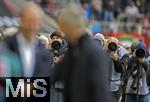 10.02.2024, Fussball 1. Bundesliga 2023/2024, 21.Spieltag, FC Augsburg - RB Leipzig, in der WWK-Arena Augsburg, Fotografen warten auf den perfekten Schuss vor dem Spiel.


