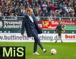 10.02.2024, Fussball 1. Bundesliga 2023/2024, 21.Spieltag, FC Augsburg - RB Leipzig, in der WWK-Arena Augsburg, Trainer Jess Thorup (FC Augsburg) mit dem Ball 


