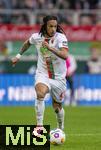 10.02.2024, Fussball 1. Bundesliga 2023/2024, 21.Spieltag, FC Augsburg - RB Leipzig, in der WWK-Arena Augsburg, Kevin Mbabu (FC Augsburg) am Ball.


