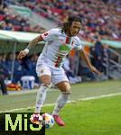 10.02.2024, Fussball 1. Bundesliga 2023/2024, 21.Spieltag, FC Augsburg - RB Leipzig, in der WWK-Arena Augsburg, Kevin Mbabu (FC Augsburg) am Ball 


