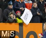 10.02.2024, Fussball 1. Bundesliga 2023/2024, 21.Spieltag, FC Augsburg - RB Leipzig, in der WWK-Arena Augsburg,  Junge Fans betteln um ein Spielertrikot.


