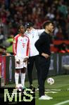 10.02.2024, Fussball 1. Bundesliga 2023/2024, 21. Spieltag, Bayer 04 Leverkusen - FC Bayern Mnchen, in der BayArena Leverkusen. (L-R) Mathys Tel (Bayern Mnchen) und Trainer Thomas Tuchel (Bayern Mnchen)


