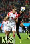 10.02.2024, Fussball 1. Bundesliga 2023/2024, 21. Spieltag, Bayer 04 Leverkusen - FC Bayern Mnchen, in der BayArena Leverkusen. (L-R) Leon Goretzka (Bayern Mnchen) gegen Amine Adli (Bayer Leverkusen)


