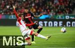 10.02.2024, Fussball 1. Bundesliga 2023/2024, 21. Spieltag, Bayer 04 Leverkusen - FC Bayern Mnchen, in der BayArena Leverkusen. (L-R) Thomas Mller (Bayern Mnchen) gegen Piero Hincapie (Bayer Leverkusen)


