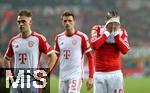 10.02.2024, Fussball 1. Bundesliga 2023/2024, 21. Spieltag, Bayer 04 Leverkusen - FC Bayern Mnchen, in der BayArena Leverkusen. (L-R) Joshua Kimmich (Bayern Mnchen), Thomas Mller (Bayern Mnchen) und Leroy Sane (Bayern Mnchen) enttuscht


