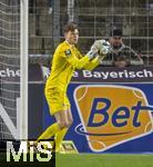 18.02.2024, Fussball 3. Liga 2023/2024, 24.Spieltag, TSV 1860 Mnchen - Hallescher FC, im Stadion an der Grnwalder Strasse Mnchen, Torwart David Richter (TSV 1860 Mnchen) hat den Ball.

