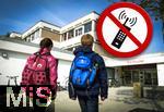 21.02.2024, Thema Handyverbot in Schulen. Bildmontage Smartphone-Raus! Verbotsschild auf dem Weg zu der Schule eines Schlers und Schlerin.

