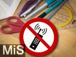 21.02.2024, Thema Handyverbot in Schulen. Bildmontage Smartphone-Raus! Verbotsschild und Detailbilder  an einem Arbeitsplatz eines Schülers, Schülerin.

