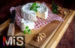 07.03.2024, Lebensmittel : Camembert, franzsischer, weicher Kse mit einer Oberflche aus weiem Edelschimmel