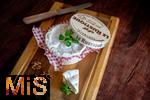 07.03.2024, Lebensmittel : Camembert, franzsischer, weicher Kse mit einer Oberflche aus weiem Edelschimmel