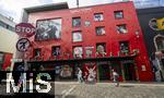 08.09.2023, Dublin, Hauptstadt Irlands, The Irish Rock 'N' Roll Museum Experience, Besucher knnen ehemalige Proberume berhmter irischer Knstler wie Thin Lizzy, Van Morrison, und Sinead OConnor Bewundern, sowie Erinnerungsstcke der Poplegenden U2 und Michael Jackson. Fassade mit der Wall of Fame. 