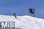 25.03.2024 , Ein Skilift in Grasgehren im Allgu, Skifahrer am Hang neben der Schneekanone, 
