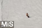 25.03.2024 , Ein Skilift in Grasgehren im Allgu, Snowboarder fhrt den Hang hinab.