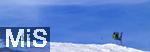 25.03.2024 , Ein Skilift in Grasgehren im Allgu, Skifahrer am Hang neben der Schneekanone,   
