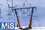 25.03.2024 , Ein Skilift in Grasgehren im Allgu, Schlepplift in verschneiter Landschaft, Diese Vorrichtungen dienen zum Transport von Skifahrern bergauf. 