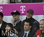 30.03.2024, Fussball 1. Bundesliga 2023/2024, 27.Spieltag, FC Bayern Mnchen - Borussia Dortmund, in der Allianz-Arena Mnchen.  v.l. Aleksandar Pavlovic (Bayern Mnchen) und Torwart Manuel Neuer (FC Bayern Mnchen) sitzen auf der Tribne.

