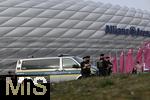 30.03.2024, Fussball 1. Bundesliga 2023/2024, 27.Spieltag, FC Bayern Mnchen - Borussia Dortmund, in der Allianz-Arena Mnchen.   Polizei vor der Allianz Arena

