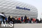 30.03.2024, Fussball 1. Bundesliga 2023/2024, 27.Spieltag, FC Bayern Mnchen - Borussia Dortmund, in der Allianz-Arena Mnchen.  Bayern Fans vor der Allianz Arena

