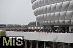 30.03.2024, Fussball 1. Bundesliga 2023/2024, 27.Spieltag, FC Bayern Mnchen - Borussia Dortmund, in der Allianz-Arena Mnchen.  Fans auf der Esplanade

