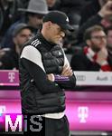 30.03.2024, Fussball 1. Bundesliga 2023/2024, 27.Spieltag, FC Bayern Mnchen - Borussia Dortmund, in der Allianz-Arena Mnchen.  Trainer Thomas Tuchel (FC Bayern Mnchen) ist nachdenklich.

