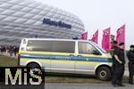 30.03.2024, Fussball 1. Bundesliga 2023/2024, 27.Spieltag, FC Bayern Mnchen - Borussia Dortmund, in der Allianz-Arena Mnchen.  Polizei-berwachung fr die Sicherheit des Spieles auf der Esplanade vor dem Stadion