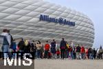 30.03.2024, Fussball 1. Bundesliga 2023/2024, 27.Spieltag, FC Bayern Mnchen - Borussia Dortmund, in der Allianz-Arena Mnchen.  Die Zuschauer wandern zum Stadion vor dem Spiel.