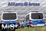 30.03.2024, Fussball 1. Bundesliga 2023/2024, 27.Spieltag, FC Bayern Mnchen - Borussia Dortmund, in der Allianz-Arena Mnchen.  Polizei-berwachung fr die Sicherheit des Spieles auf der Esplanade vor dem Stadion