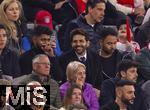 30.03.2024, Fussball 1. Bundesliga 2023/2024, 27.Spieltag, FC Bayern Mnchen - Borussia Dortmund, in der Allianz-Arena Mnchen.  Indiens Bollywood-Star Kartik Aaryan (mitte) zu Besuch in der Allianz-Arena.