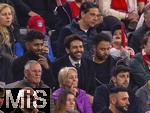 30.03.2024, Fussball 1. Bundesliga 2023/2024, 27.Spieltag, FC Bayern Mnchen - Borussia Dortmund, in der Allianz-Arena Mnchen.  Indiens Bollywood-Star Kartik Aaryan (mitte) zu Besuch in der Allianz-Arena.