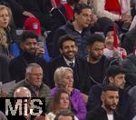 30.03.2024, Fussball 1. Bundesliga 2023/2024, 27.Spieltag, FC Bayern Mnchen - Borussia Dortmund, in der Allianz-Arena Mnchen.  Indiens Bollywood-Star Kartik Aaryan (mitte) zu Besuch in der Allianz-Arena.