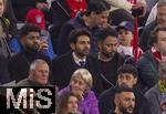 30.03.2024, Fussball 1. Bundesliga 2023/2024, 27.Spieltag, FC Bayern Mnchen - Borussia Dortmund, in der Allianz-Arena Mnchen.  Indiens Bollywood-Star Kartik Aaryan (mitte) zu Besuch in der Allianz-Arena.