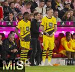 30.03.2024, Fussball 1. Bundesliga 2023/2024, 27.Spieltag, FC Bayern Mnchen - Borussia Dortmund, in der Allianz-Arena Mnchen.  v.li: Jamie Bynoe-Gittens (Borussia Dortmund), Trainer Edin Terzic (Borussia Dortmund), Marius Wolf (Borussia Dortmund) 