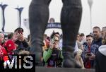 30.03.2024, Fussball 1. Bundesliga 2023/2024, 27.Spieltag, FC Bayern Mnchen - Borussia Dortmund, in der Allianz-Arena Mnchen.  Viele Fans versammeln sich vor dem Spiel auf der Esplanade vor der Statue von Vereinslegende Gerd Mller. Ehrfrchtig Fotografieren Sie die Statue mit ihren Handys.


