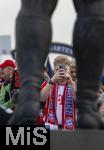 30.03.2024, Fussball 1. Bundesliga 2023/2024, 27.Spieltag, FC Bayern Mnchen - Borussia Dortmund, in der Allianz-Arena Mnchen.  Viele Fans versammeln sich vor dem Spiel auf der Esplanade vor der Statue von Vereinslegende Gerd Mller. Ehrfrchtig Fotografieren Sie die Statue mit ihren Handys.


