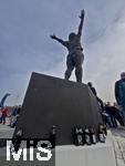 30.03.2024, Fussball 1. Bundesliga 2023/2024, 27.Spieltag, FC Bayern Mnchen - Borussia Dortmund, in der Allianz-Arena Mnchen.   Vor der Esplanade steht die Statue von Vereinslegende Gerd Mller. Am Sockel haben Fans leere Bierflaschen abgestellt.

