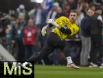 30.03.2024, Fussball 1. Bundesliga 2023/2024, 27.Spieltag, FC Bayern Mnchen - Borussia Dortmund, in der Allianz-Arena Mnchen.  Torwart Marcel Lotka (Borussia Dortmund) beim Aufwrmen.


