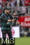 30.03.2024, Fussball 1. Bundesliga 2023/2024, 27.Spieltag, FC Bayern Mnchen - Borussia Dortmund, in der Allianz-Arena Mnchen.  Kameramann mit DJI Gimbal


