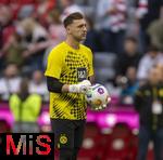 30.03.2024, Fussball 1. Bundesliga 2023/2024, 27.Spieltag, FC Bayern Mnchen - Borussia Dortmund, in der Allianz-Arena Mnchen.  Torwart Marcel Lotka (Borussia Dortmund) beim Aufwrmen.


