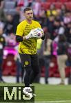 30.03.2024, Fussball 1. Bundesliga 2023/2024, 27.Spieltag, FC Bayern Mnchen - Borussia Dortmund, in der Allianz-Arena Mnchen.  Torwart Marcel Lotka (Borussia Dortmund) beim Aufwrmen.


