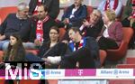 30.03.2024, Fussball 1. Bundesliga 2023/2024, 27.Spieltag, FC Bayern Mnchen - Borussia Dortmund, in der Allianz-Arena Mnchen.  re.unten: Lars Klingbeil (FDP-Politiker) mit Bayernschal auf der VIP-Tribne.


