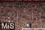 30.03.2024, Fussball 1. Bundesliga 2023/2024, 27.Spieltag, FC Bayern Mnchen - Borussia Dortmund, in der Allianz-Arena Mnchen.  Bayern Fans in der Sdkurve klatschen synchron mit ihren Hnden.


