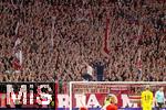 30.03.2024, Fussball 1. Bundesliga 2023/2024, 27.Spieltag, FC Bayern Mnchen - Borussia Dortmund, in der Allianz-Arena Mnchen.  Bayern Fans in der Sdkurve klatschen synchron mit ihren Hnden.


