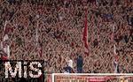 30.03.2024, Fussball 1. Bundesliga 2023/2024, 27.Spieltag, FC Bayern Mnchen - Borussia Dortmund, in der Allianz-Arena Mnchen.  Bayern Fans in der Sdkurve klatschen synchron mit ihren Hnden.


