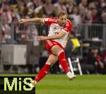 30.03.2024, Fussball 1. Bundesliga 2023/2024, 27.Spieltag, FC Bayern Mnchen - Borussia Dortmund, in der Allianz-Arena Mnchen.  Harry Kane (FC Bayern Mnchen) Schuss.