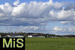 02.04.2024,  Flugplatz in Bad Wrishofen, Blauweisse Wolken ber dem kleinen Privatflugplatz von Bad Wrishofen Bahle-Schmid
