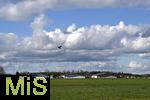 02.04.2024,  Flugplatz in Bad Wrishofen, Blauweisse Wolken ber dem kleinen Privatflugplatz von Bad Wrishofen Bahle-Schmid
