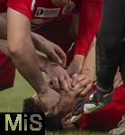 17.02.2024, Fussball 2.Liga sterreich 2023/2024, FC Dornbirn - FC Liefering, in Dornbirn,  William Rodrigues (Dornbirn) muss nach einem Zusammenprall am Boden liegend versorgt werden, die Mitspieler seiner Mannschaft schauen ob er seine Zunge verschluckt hat.