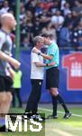 06.04.2024, Fussball 2. Bundesliga 2023/2024, 28. Spieltag, Hamburger SV - 1. FC Kaiserslautern, im Volksparkstadion Hamburg. (L-R) Trainer Friedhelm Funkel (Kaiserslautern) und Schiedsrichter Deniz Aytekin


